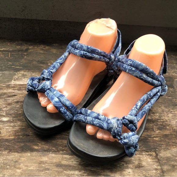 Sam & Libby Women's Multi Blue Fabric Sandal Rubber Sole Adjustable Strap Size 8 - Picture 2 of 11
